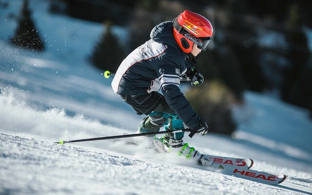 Jakie są różnice między nartami skiturowymi a zjazdowymi?